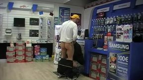 baise par le venderu de telephone dans sa boutiqueincoryable le vendeur de ...