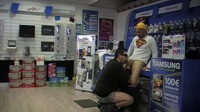 baise par le venderu de telephone dans sa boutiqueincoryable le vendeur de ...