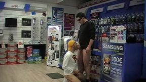 baise par le venderu de telephone dans sa boutiqueincoryable le vendeur de ...