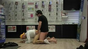 baise par le venderu de telephone dans sa boutiqueincoryable le vendeur de ...