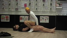 baise par le venderu de telephone dans sa boutiqueincoryable le vendeur de ...