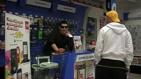 baise par le venderu de telephone dans sa boutiqueincoryable le vendeur de ...