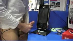 baise par le venderu de telephone dans sa boutiqueincoryable le vendeur de ...