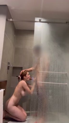 Rica follada en la ducha de blanquita tetas naturales y coño rosado