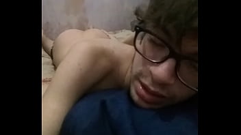 Nerd rebolando a bundinha e dando uns tapinhas nela