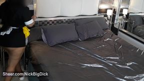 se folla a la mucama a cambio de dinero y ella acepta y luego se corre en su boca