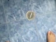 Español se masturba en el baño
