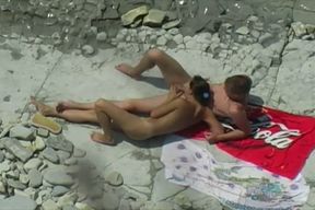 Amateur kinky couple fucked in spoon pose right on the beach