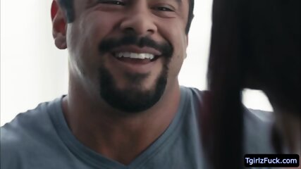 Hunk Drave Navarro blows and analed sexy ts stepdaughter Khloe Kay