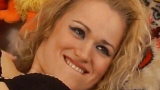 Des amateurs rétro s'occupent à deux d'une salope blonde plantureuse en bas, avec une intense pénétration anale et une fellation.