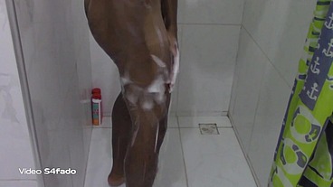 Max tomando banho depois de comer o mavambo safado
