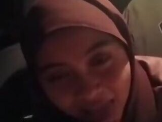 Awek Tudung Kulum Batang Dalam Kereta (Reupload)