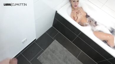 Trapped in the tub wet tease cock blocks to facial