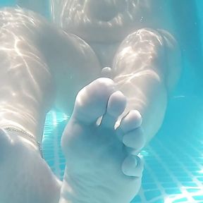 Trying out my under-water cam while I relax in the pool