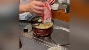 solo en cuisine je prepare a manger et me gode a la vu des voisins jusqu’a...