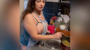 solo en cuisine je prepare a manger et me gode a la vu des voisins jusqu’a...