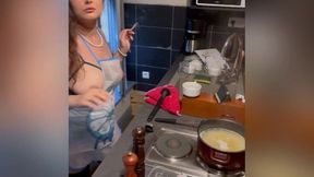 solo en cuisine je prepare a manger et me gode a la vu des voisins jusqu’a...