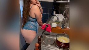 solo en cuisine je prepare a manger et me gode a la vu des voisins jusqu’a...