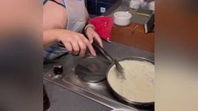 solo en cuisine je prepare a manger et me gode a la vu des voisins jusqu’a...