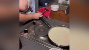 solo en cuisine je prepare a manger et me gode a la vu des voisins jusqu’a...