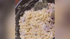 solo en cuisine je prepare a manger et me gode a la vu des voisins jusqu’a...