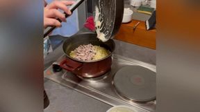 solo en cuisine je prepare a manger et me gode a la vu des voisins jusqu’a...
