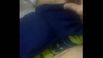 Batendo gostoso na cueca hehe