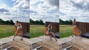 new video je m’exhibe sur ma terrasse privee te chauffe avec mes gros seins ...