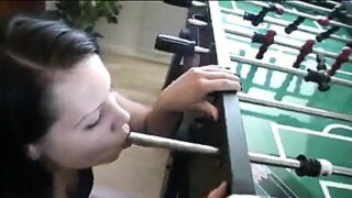 mollige Schlampe wird nach einem schlampigen Blowjob hart anal gefickt.