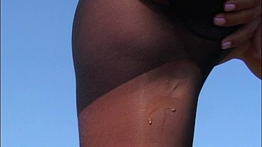 Street And Nylon Pisser Jasmine Rouge