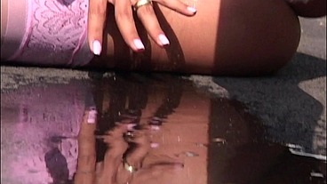 Street And Nylon Pisser Jasmine Rouge