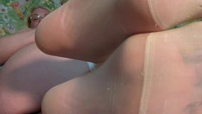 spread and prolapse my asshole, show my feet in nylon stockings