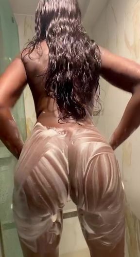 Amateur onlyfan exposes her tight ass on cam