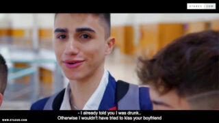 Uniformerede college-lækkerier Ron Negba, Nathan Luna og Trent Benz røvhuller kæmpe pikke, derefter bareback banker røve til sæd