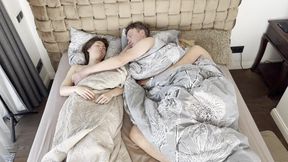 il me baise en premier on finie en trio dans le lit