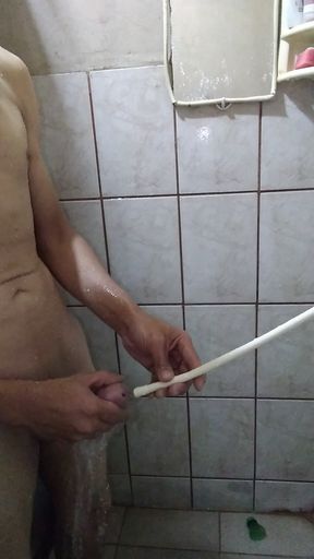 Cleaning the urethra in the bath