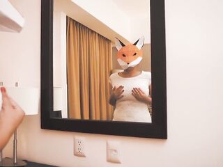 Mexicana muestra sus enormes tetas en un hotel