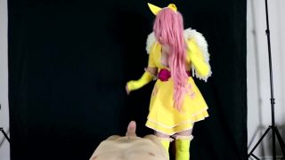 Fluttershy Cosplayer de My Little Pony fica enlouquecida no ponto de vista