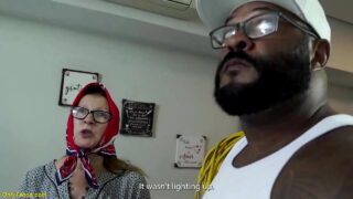 Interracial fingering, deepthroat – extrem film av mogen amatörslampa i glasögon som blir grov röv