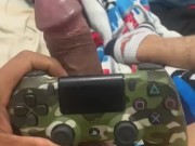 Joven gamer con pene grande