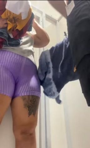 Chupei o pau do marido dentro do vestiario de uma loja famosa