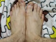 Jovencito mostrando sus pies y juega con su verga