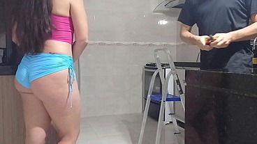 Eletricista do pau grande comeu a cliente gostosa que ficou provocando de shortinho curto