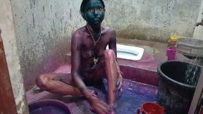 My Randi Didi Dolly came from all over the locality to play Holi and went to take a bath in the bathroom, I secretly made a video