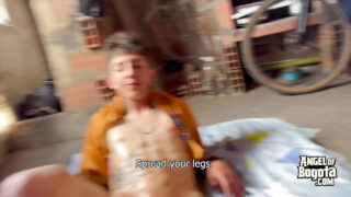 POV venkovní bušení bez sedla: mladí španělští amatéři s velkými penisy jdou na veřejnost