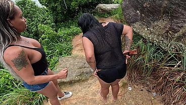 Aventura do Casal Mattos - Putaria na praia: grelona da Anne, foda molhada e gozada surpresa