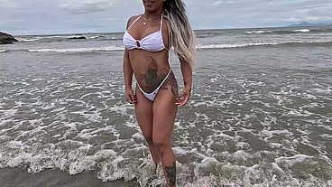 Aventura do Casal Mattos - Putaria na praia: grelona da Anne, foda molhada e gozada surpresa