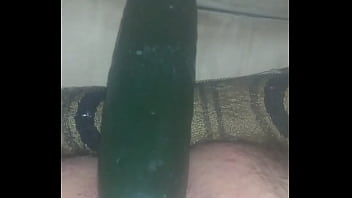 Sacandome leche con un pepino