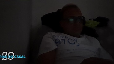 Assistindo filme a noite