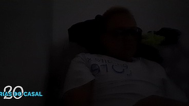 Assistindo filme a noite